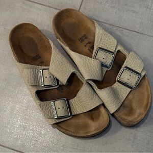 BIRKENSTOCK | tan crinkle Arizona sandal